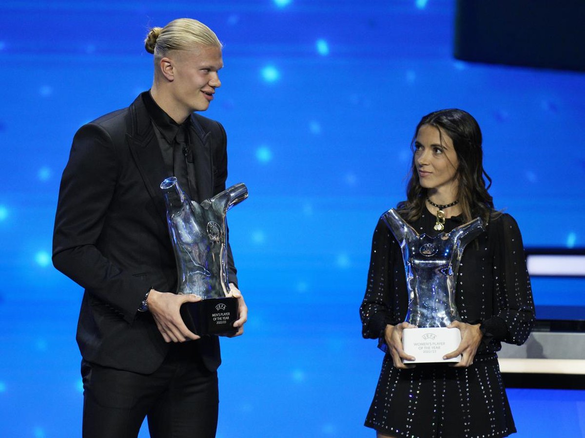 Bintang Manchester City Erling Haaland (kiri) memenangi penghargaan Pemain Terbaik UEFA 2022/2023. (Foto: AP/Daniel Cole)