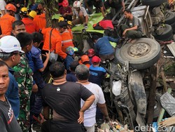 Truk Tabrak 4 Bangunan di Padang, 1 Orang Tewas