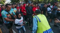 Momen Ganjar Pranowo Jalan Sehat Sambil Sapa Warga di Klaten