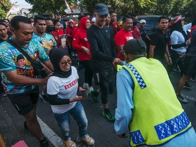 Momen Ganjar Pranowo Jalan Sehat Sambil Sapa Warga di Klaten