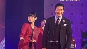 8 Gaya Dita Karang dan Siwon Disebut Serasi Bak Lamaran, Bikin Fans Baper