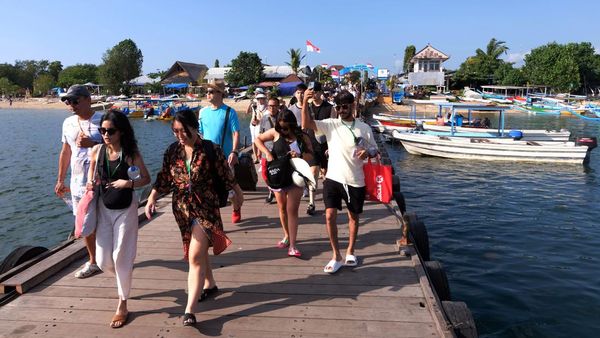 Geliat Turis Asing di Pelabuhan Serangan Bali