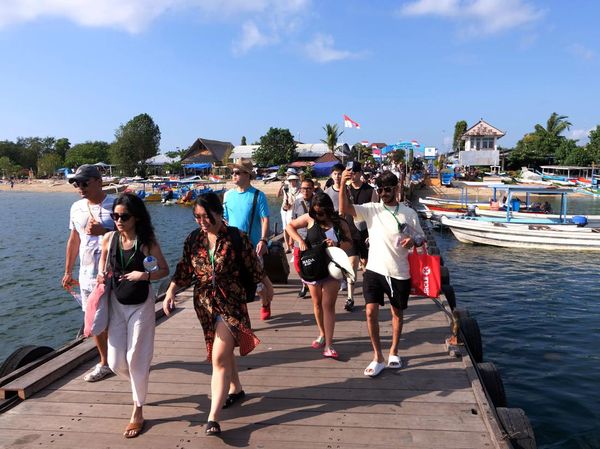 Geliat Turis Asing di Pelabuhan Serangan Bali