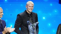 Erling Haaland dari Norwegia memegang penghargaan Pemain Terbaik Pria UEFA setelah pengundian babak grup Liga Champions UEFA 2023/24 di Forum Grimaldi di Monaco, Kamis (31/8/2023). Pesepakbola berusia 23 tahun itu mengalahkan dua finalis lainnya: megabintang sepakbola Argentina Lionel Messi dan gelandang Man City Kevin de Bruyne.