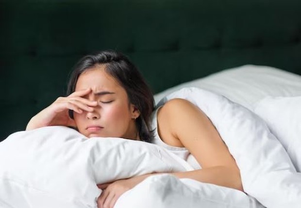 Perempuan sedang mengucek mata