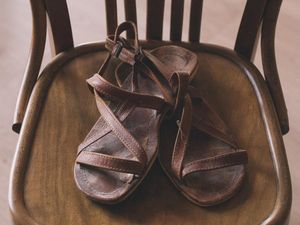 Hukum Sholat Mengenakan Sandal, Benarkah Sunnah?