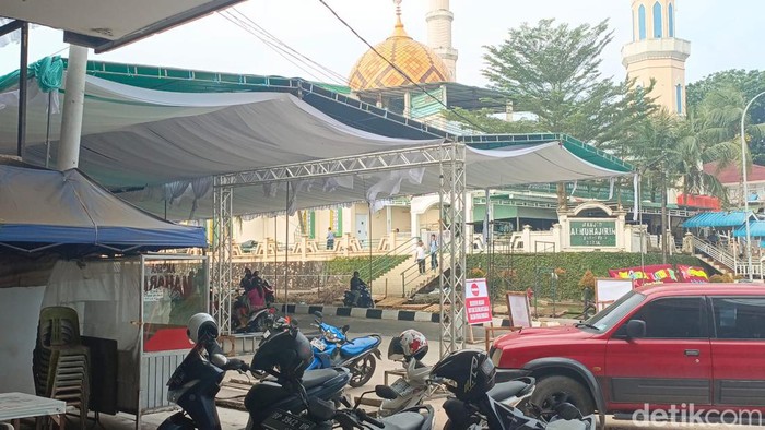 Jalan Tiban I, Kecamatan Sekupang, Batam, yang ditutup karena adanya pernikahan anak anggota DPRD Kepri, Irwansyah. (Alamudin Hamapu/detikSumut)