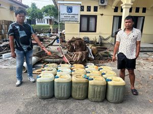 Pelangsir Angkut Minyak Subsidi Diamankan di Tebo