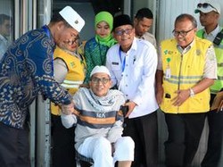Sebulan Lebih Dirawat, Jemaah Haji Terakhir Debarkasi Padang Akhirnya Pulang