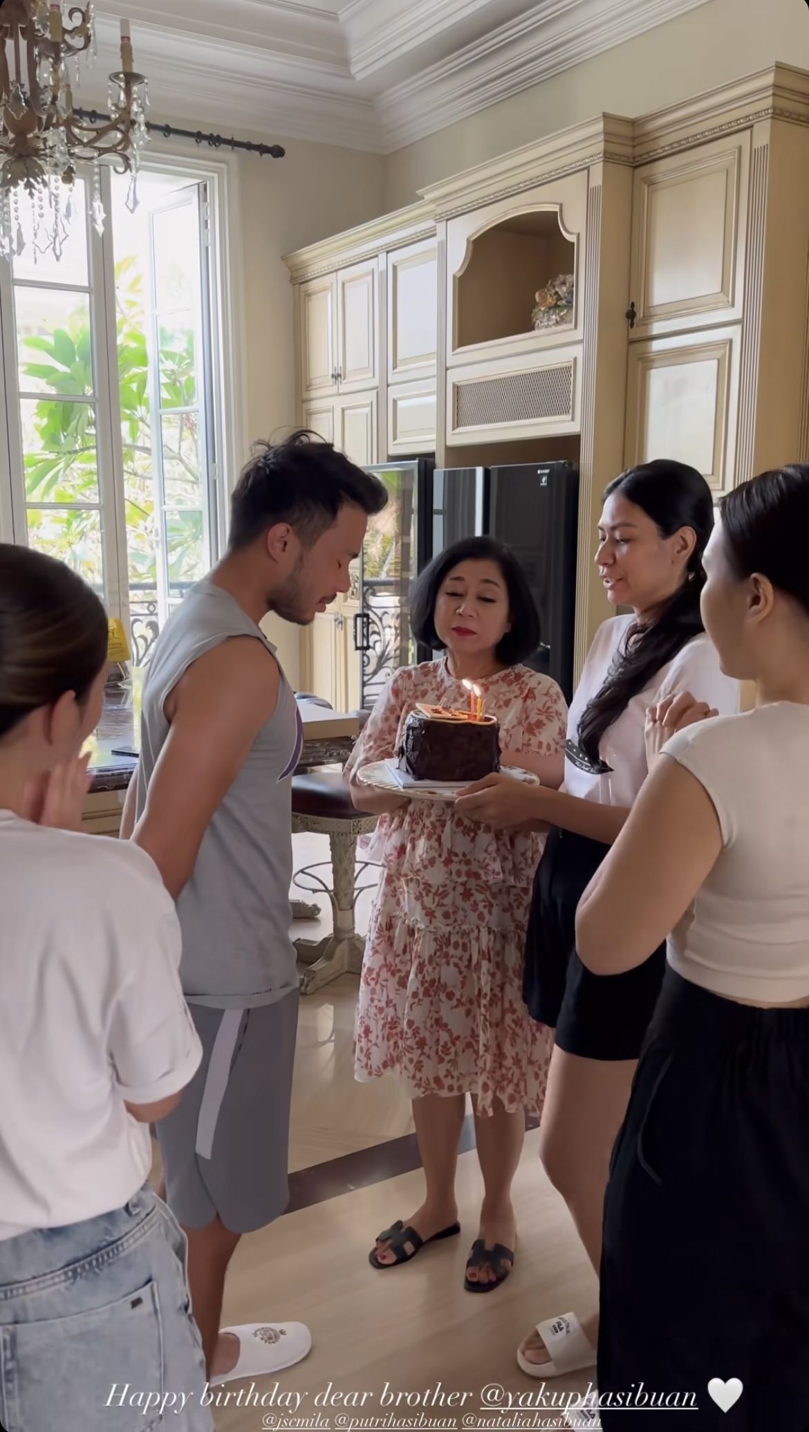 Momen Jessica Mila dan keluarga beri kejutan ulang tahun untuk Yakup Hasibuan