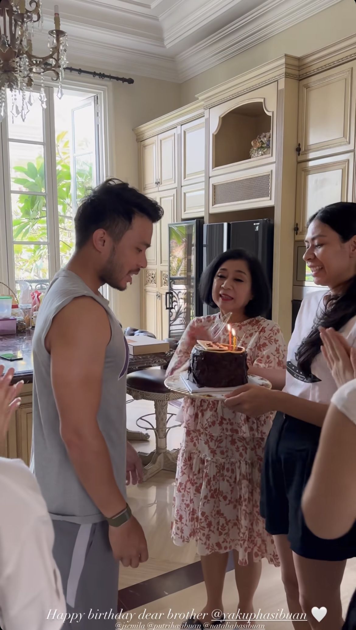Momen Jessica Mila dan keluarga beri kejutan ulang tahun untuk Yakup Hasibuan