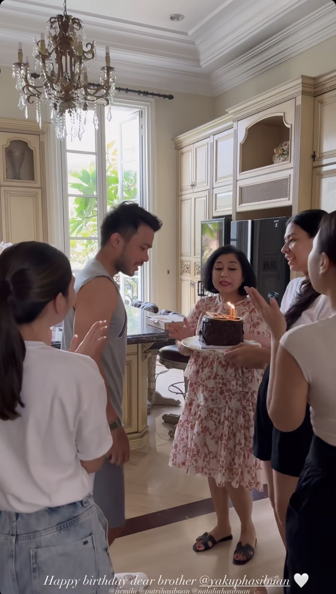 Momen Jessica Mila dan keluarga beri kejutan ulang tahun untuk Yakup Hasibuan