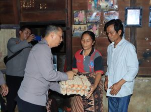 Kapolres Samosir Kunjungi Keluarga Pelajar Tewas Jatuh dari Motor ke Sungai Kapolres Samosir Kunjungi Keluarga Pelajar Tewas Jatuh dari Motor ke Sungai
