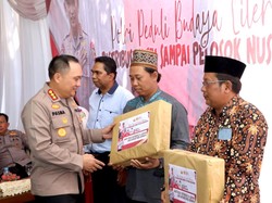 Dukung Literasi Masyarakat, Polisi Surabaya Salurkan 1.935 Buku