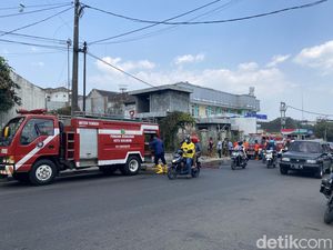 Pria Bakar Lahan Kosong Dekat RS Sukabumi Bikin Geger Warga