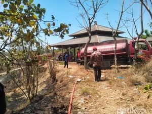 Kebakaran Lahan Nyaris Sambar Pura Dalem Penginyahan Karangasem