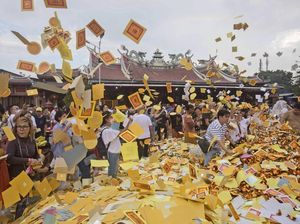 Kemeriahan Festival Hantu Lapar Etnis Tionghoa di Medan Kemeriahan Festival Hantu Lapar Etnis Tionghoa di Medan