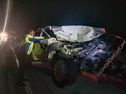 Fortuner Ringsek Tak Berbentuk Setelah Tabrak Truk di Tol Pandaan-Malang