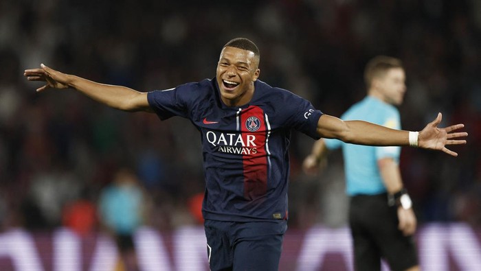 Soccer Football - France - Ligue 1 - Paris St Germain v RC Lens - Parc des Princes, Paris, France - August 26, 2023 Paris St Germain's Kylian Mbappe celebrates scoring their third goal REUTERS/Benoit Tessier