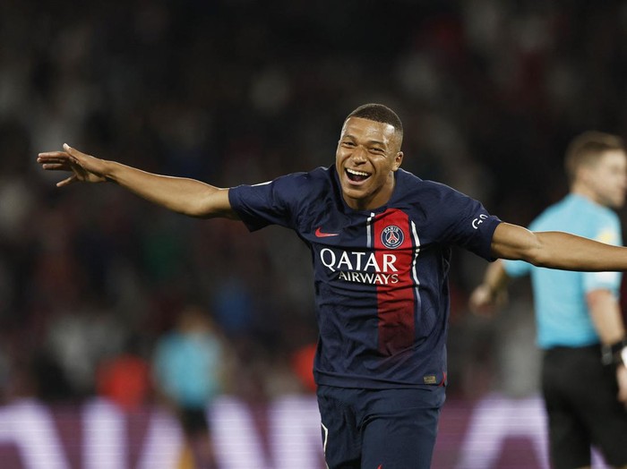 Soccer Football - France - Ligue 1 - Paris St Germain v RC Lens - Parc des Princes, Paris, France - August 26, 2023 Paris St Germain's Kylian Mbappe celebrates scoring their third goal REUTERS/Benoit Tessier