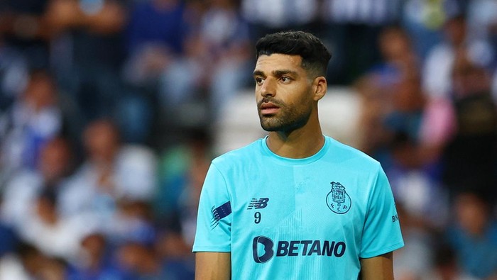 Soccer Football - Supertaca - Benfica v FC Porto - Estadio Municipal de Aveiro, Aveiro, Portugal - August 9, 2023 FC Portos Mehdi Taremi during the warm up before the match REUTERS/Pedro Nunes