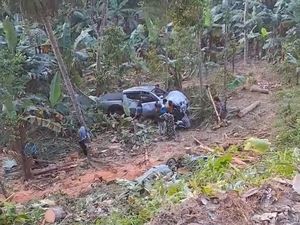 Sopir Diduga Mengantuk, Mobil Masuk Jurang di Pangandaran