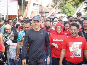 Warga Pakai Kaos Thanks to Ganjar saat Jalan Sehat di Klaten