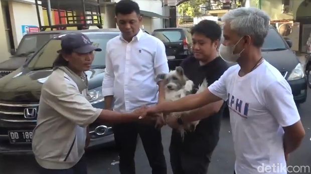 Pengemudi bentor bernama Arman (kiri) dipertemukan dengan APHI dan pemilik anjing di Mapolrestabes Makassar.