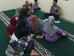 Polisi di Nias Selatan Jadi Guru Ngaji Bagi Anak-anak