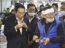 Aksi PM Jepang Makan Seafood Fukushima untuk Bantah Kontaminasi Nuklir