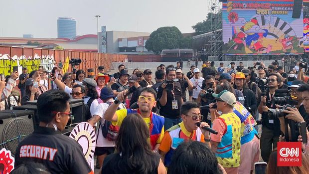 Project Pop membuka Synchronize Fest 2023 di Gambir Expo Kemayoran, Jakarta Utara, Jumat (1/9).