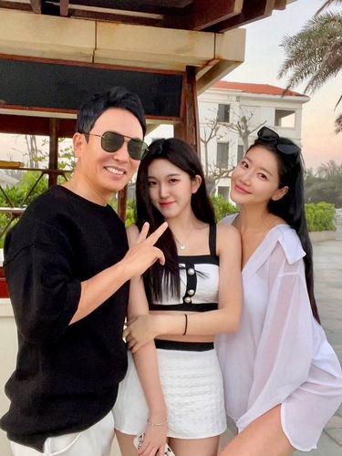 Sarah (kanan), selebgram Korea Selatan yang tampak awet muda di usia 50 tahun