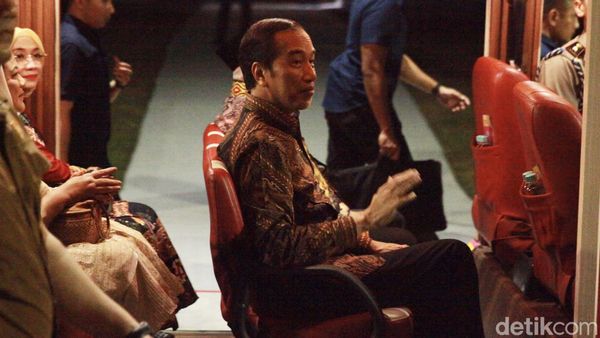 Semringah Jokowi Naik Mobil Wara-wiri di TMII