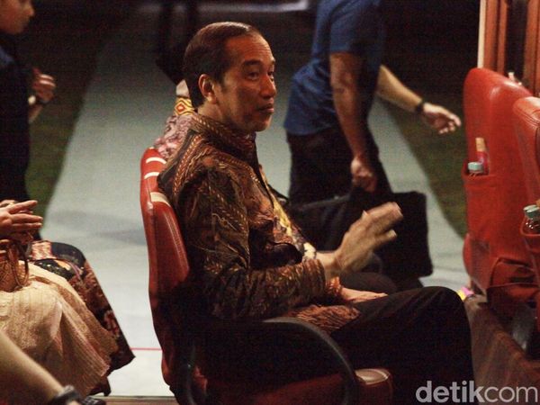 Semringah Jokowi Naik Mobil Wara-wiri di TMII