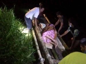 Warga Morotai Dilarikan ke Puskesmas Pakai Rakit gegara Tak Ada Jembatan Warga Morotai Dilarikan ke Puskesmas Pakai Rakit gegara Tak Ada Jembatan