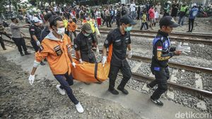 Seorang Wanita Tewas Terserempet Kereta di Permata Hijau