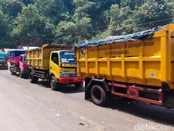 Suka Cita Sopir Truk Pengangkut Sampah Usai TPA Sarimukti Dibuka