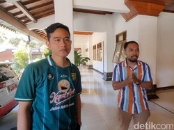 Gibran Pakai Jersey Persebaya di Balai Kota Solo saat Temui Kader PSI