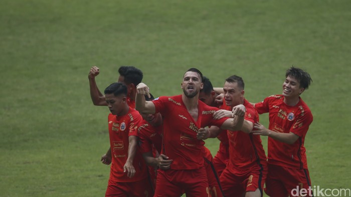 Persija Jakarta bermain imbang melawan Persib Bandung di Stadion Patriot Bekasi, Sabtu (2/9/2023). Persija bermain dengan 10 pemain usai Hanif Sjahbandi terkena kartu merah, Persija telah unggul lebih dulu melalui Marko Simic namun gol David Da Silva membuat Macan Kemayoran gagal mendapatkan poin penuh.