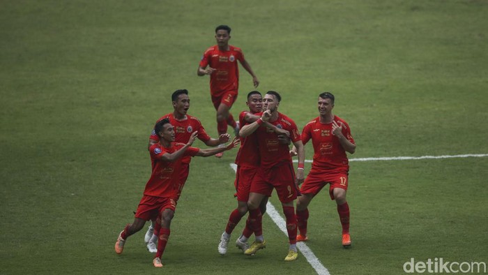 Persija Jakarta bermain imbang melawan Persib Bandung di Stadion Patriot Bekasi, Sabtu (2/9/2023). Persija bermain dengan 10 pemain usai Hanif Sjahbandi terkena kartu merah, Persija telah unggul lebih dulu melalui Marko Simic namun gol David Da Silva membuat Macan Kemayoran gagal mendapatkan poin penuh.
