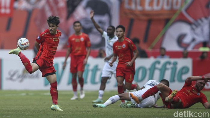 Persija Jakarta bermain imbang melawan Persib Bandung di Stadion Patriot Bekasi, Sabtu (2/9/2023). Persija bermain dengan 10 pemain usai Hanif Sjahbandi terkena kartu merah, Persija telah unggul lebih dulu melalui Marko Simic namun gol David Da Silva membuat Macan Kemayoran gagal mendapatkan poin penuh.
