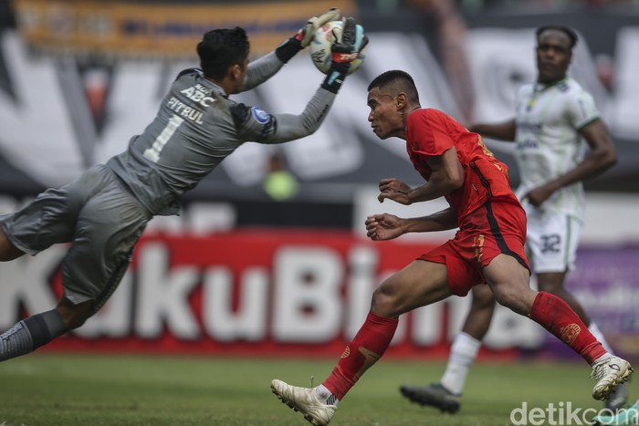 Persija Jakarta bermain imbang melawan Persib Bandung di Stadion Patriot Bekasi, Sabtu (2/9/2023). Persija bermain dengan 10 pemain usai Hanif Sjahbandi terkena kartu merah, Persija telah unggul lebih dulu melalui Marko Simic namun gol David Da Silva membuat Macan Kemayoran gagal mendapatkan poin penuh.