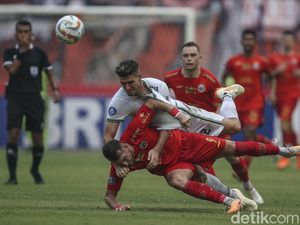 1 Kartu Merah, Persija Imbang Lawan Persib 1 Kartu Merah, Persija Imbang Lawan Persib