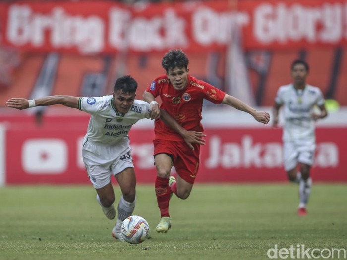 Persija Jakarta bermain imbang melawan Persib Bandung di Stadion Patriot Bekasi, Sabtu (2/9/2023). Persija bermain dengan 10 pemain usai Hanif Sjahbandi terkena kartu merah, Persija telah unggul lebih dulu melalui Marko Simic namun gol David Da Silva membuat Macan Kemayoran gagal mendapatkan poin penuh.