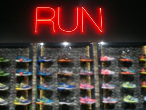 Gegayaan Lari Pakai Sepatu Karbon? Keren Sih, Tapi Waspadai Bone Stress Injury