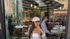 Gaya Classy Aaliyah Massaid Saat Makan Sushi dan Nongkrong di Kafe