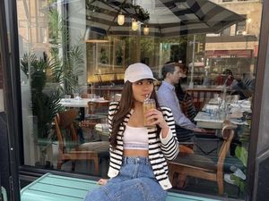 Gaya Classy Aaliyah Massaid Saat Makan Sushi dan Nongkrong di Kafe Gaya Classy Aaliyah Massaid Saat Makan Sushi dan Nongkrong di Kafe