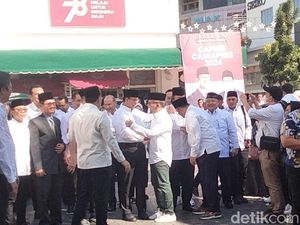 Anies Baswedan Tiba di Lokasi Deklarasi Didampingi Surya Paloh Anies Baswedan Tiba di Lokasi Deklarasi Didampingi Surya Paloh