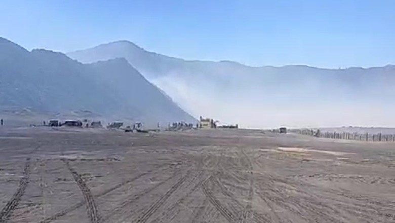 Kaldera Bromo Masih Ada Asap Tebal Meski Hutan yang Terbakar Padam