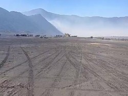 Kaldera Bromo Masih Ada Asap Tebal Meski Hutan yang Terbakar Padam